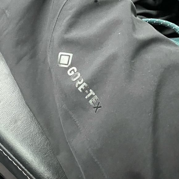 Arc’teryx - Small - Women’s- Gore-Tex long black rain jacket - Picture 6 of 8
